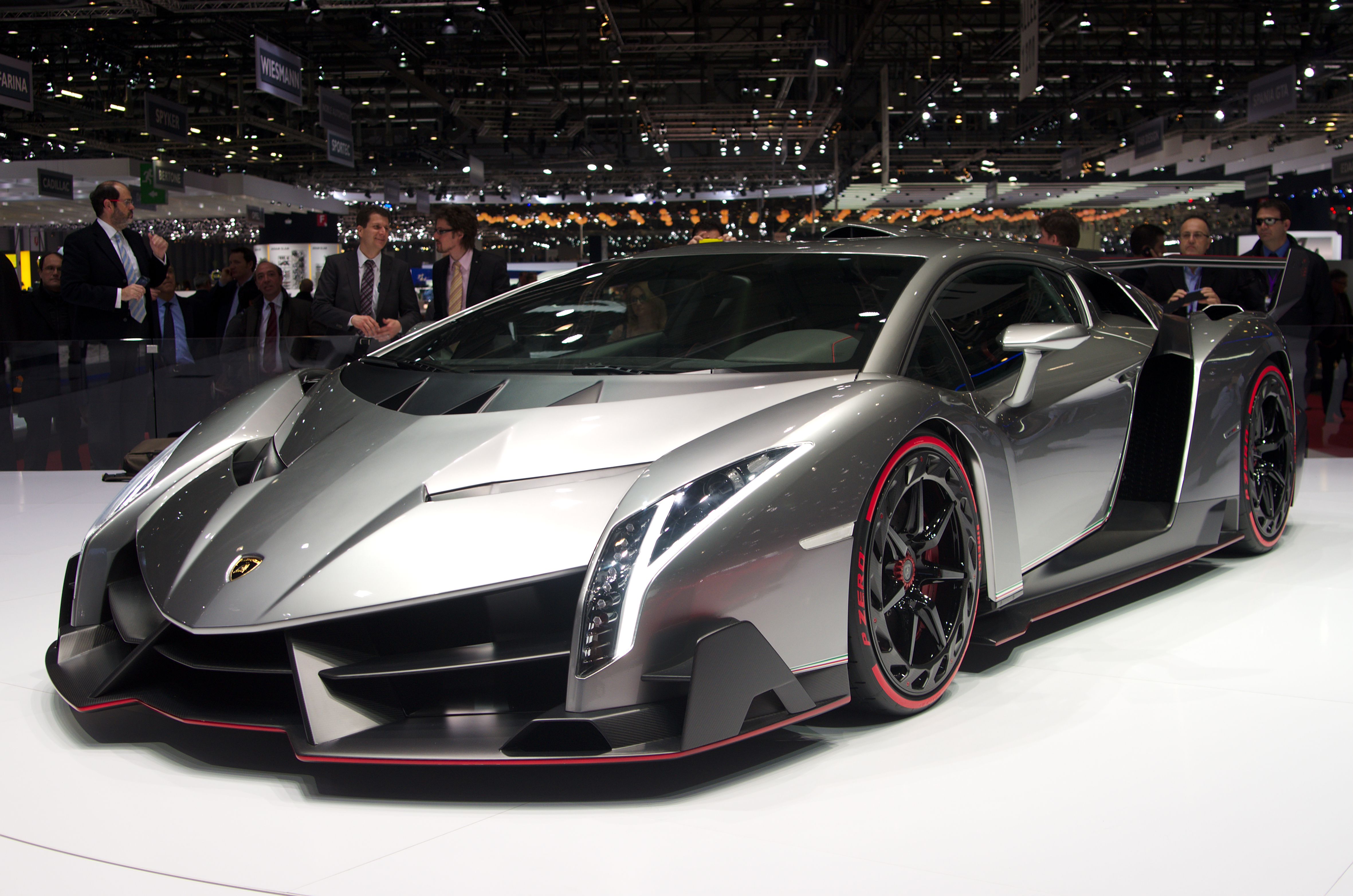Imagem de um carro de luxo da marca Lamborghini, modelo Veneno.