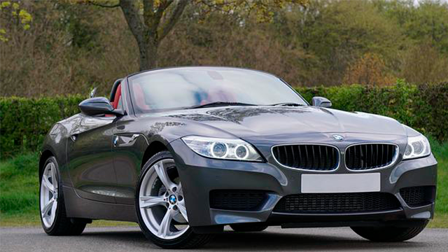 Imagem de um carro esportivo da marca BMW modelo Z4