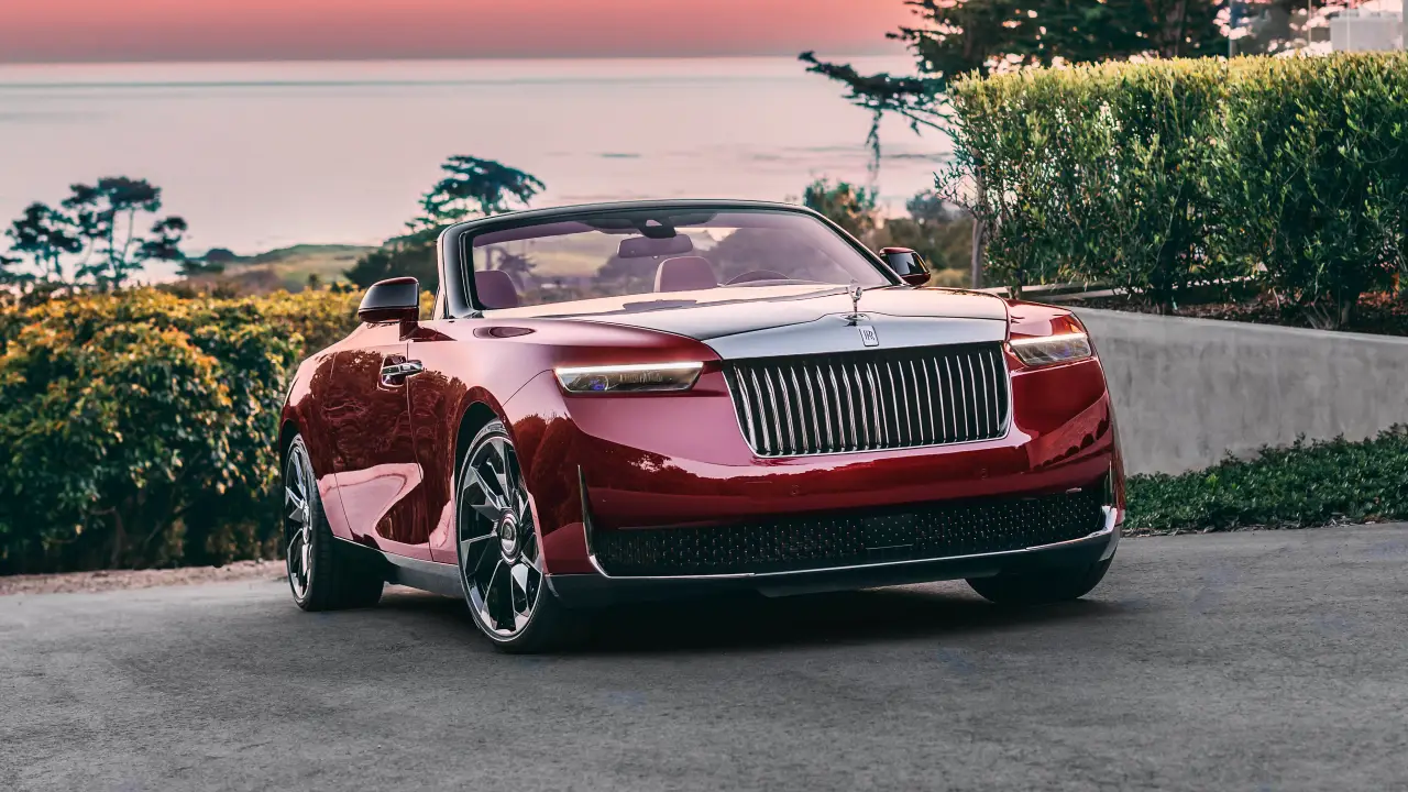 Imagem de um carro de luxo da marca Rolls-Royce modelo La Rose Noire.